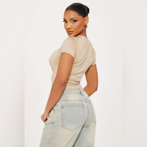 Women’s Stand Out Short Sleeve Crewneck Thong Bodysuit | Color: Taupe | NEW/NWT! - Picture 4 of 9